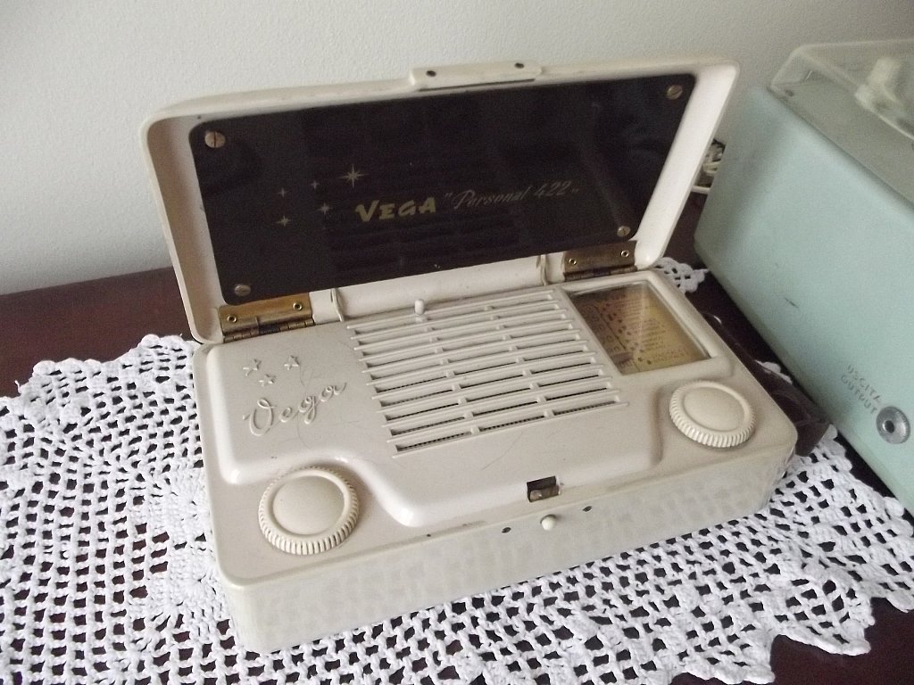 Radio portatile a battteria. Design elegante e raffinato-Anno 1955